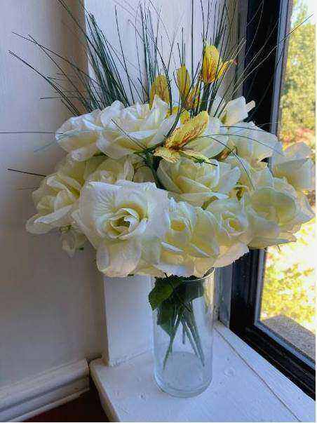 Table arrangement with roses and candles